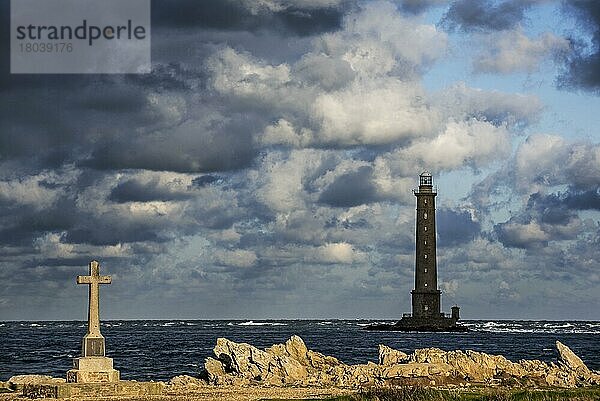 Leuchtturm am Cap de La Hague und Denkmal zu Ehren der französischen U-Boot-Besatzung Vendémiaire  Halbinsel Cotentin  Basse-Normandie  Frankreich  Europa