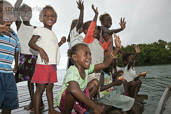 Einheimische der Insel Telina begrüßen Besucher  Marovo Lagune  Salomonen  Ozeanien