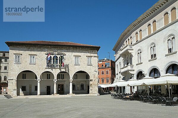 Venezianisches Rathaus  Marktplatz  Pula  Istrien  Kroatien  Europa