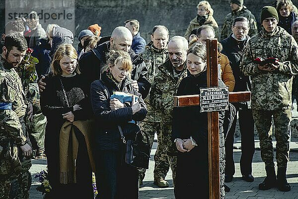 Beisetzung von Oleg Jaschtschischin  Kirilo Wischiwanij  Sergej Melnik und Rostislaw Romantschukauf dem Lychatik-Friedhof  die vier Offiziere kamen zwei Tage vorher in einem Militärlager nahe der Grenze zu Polen in Jaworiw bei einem russischen Raketenangriff um  mindestens 35 Menschen starben  Lwiw  Ukraine  Europa