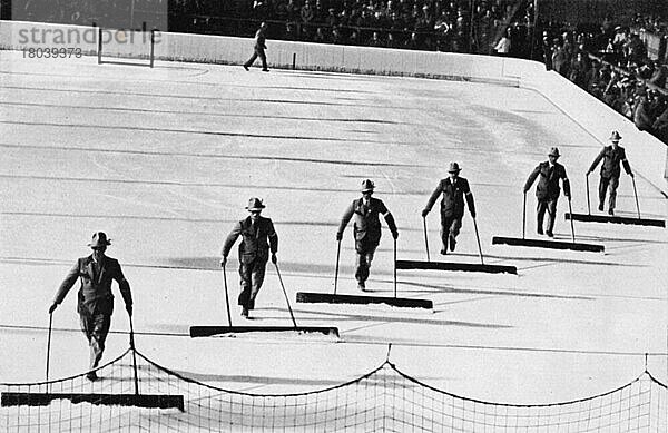 Eisstadion  die St. Petersburger Schlittenfahrt  oder die lustigen Schlittschuhläufer in der Werdenfelser Tracht  die die Eisfläche des Kunsteisstadions reinigen  begleitet von flotter Musik