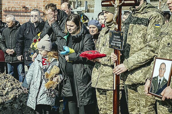 Beisetzung von Oleg Jaschtschischin  Kirilo Wischiwanij  Sergej Melnik und Rostislaw Romantschukauf dem Lychatik-Friedhof  die vier Offiziere kamen zwei Tage vorher in einem Militärlager nahe der Grenze zu Polen in Jaworiw bei einem russischen Raketenangriff um  mindestens 35 Menschen starben  Lwiw  Ukraine  Europa