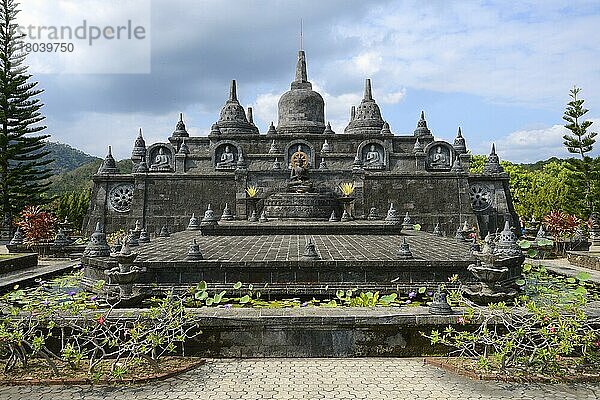Großer Altar  Außenbreich des buddhistischen Kloster Brahma Vihara  Banjar  Nordbali  Bali  Indonesien  Asien