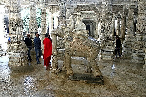 Statue des weißen Elefanten Airavata  Adinatha-Tempel  Jain-Tempel  Ranakpur  Rajasthan  Indien  Asien