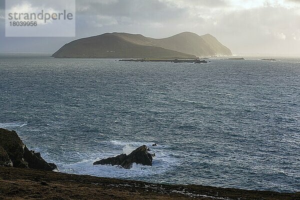 Great Blasket Island an einem windigen Tag auf der Halbinsel Dingle entlang des Wild Atlantic Way. Kerry  Irland  Europa