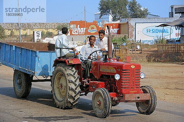 Traktor mit Anhänger  Rajasthan  Indien  Asien