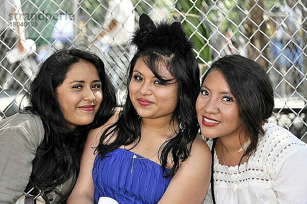 Portrait von drei jungen Mexikanerinnen  Merida  Yucatan  Mexiko  Mittelamerika