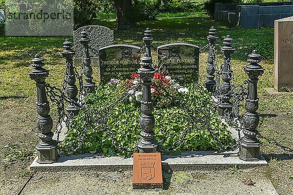Grab Theodor und Emilie Fontane  Friedhof II der Franzoesisch-Reformierten Gemeinde  Liesenstrasse  Chausseestrasse  Mitte  Berlin  Deutschland  Europa