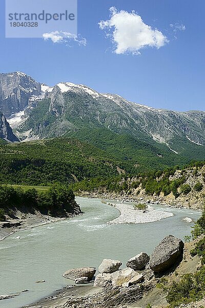 Fluss Vjosa bei Stembec  SH75  Gebirge Nemeckes  Albanien  Europa