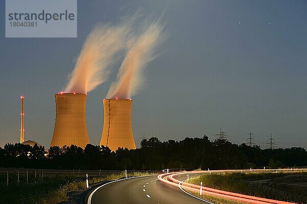 AKW  Atomkraftwerk Grafenrheinfeld  Schweinfurt  Bayern  Blaue Stunde  Deutschland  Europa