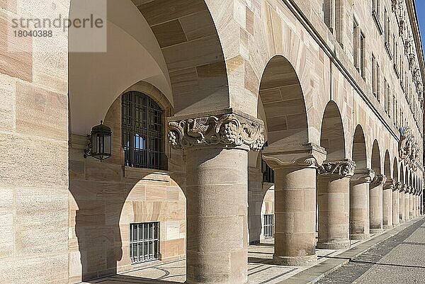 Rundsäulen mit verzierten Kapitellen des Arkadengangs vom Justizgebäude  1909 bis 1916 im Stil der Neo-Renaissance errichtet  Nürnberg  Mittelfrankjen  Bayern  Deutschland  Europa