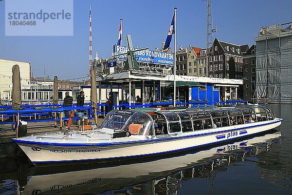 Schiff  Grachtenrundfahrt  Anleger  Gracht  Amsterdam  Nordholland  Niederlande  Europa