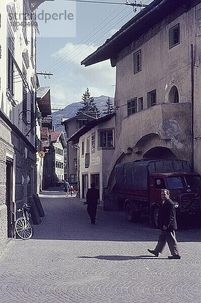 Gasse in Sarthein  Sarntal  Autonome Provinz Bozen  Südtirol  Italien  Alltag  einfach  Stille  still  Sechziger Jahre  60er Jahre  Kopfsteinpflaster  Fußgänger  Fahrrad  Europa