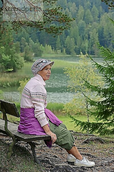 Frau rastet auf Bank am Lautersee  Werdenfelser Land  Bayern  Deutschland  Europa