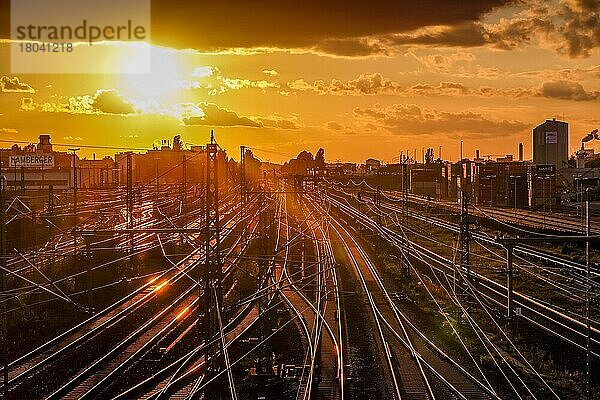 Bahngleise bei Sonnenuntergang  Moabit  Mitte  Berlin  Deutschland  Europa