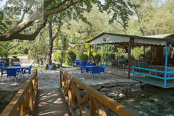 Restaurant am Fluss Bistrica  bei Syri i Kalter  nahe Saranda  Albanien  Europa