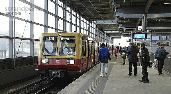 S-Bahn  Bahnhof  Südkreuz  Schöneberg  Berlin  Deutschland  Europa