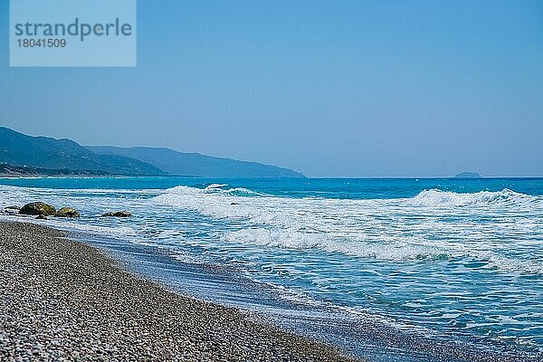 Wellen an der blauen Küste  Griechenland  Insel Rhodos  Europa