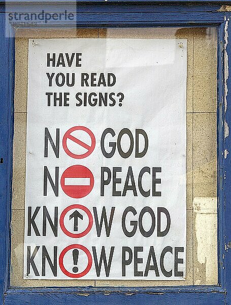 Witziges religiöses Zeichen über das Wissen um Gott und Frieden  Aldeburgh  Suffolk  England  UK