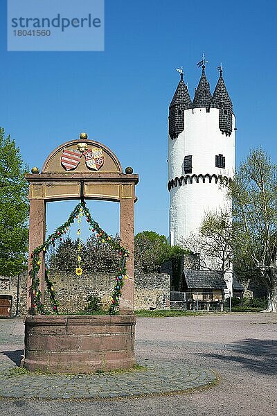 Brunnen und Bergfried  Schloss Steinheim  Heimatmuseum  Steinheim am Main  Hanau  Hessen  Deutschland  Europa