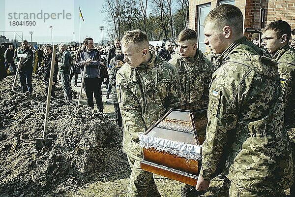 Beisetzung von Oleg Jaschtschischin  Kirilo Wischiwanij  Sergej Melnik und Rostislaw Romantschukauf dem Lychatik-Friedhof  die vier Offiziere kamen zwei Tage vorher in einem Militärlager nahe der Grenze zu Polen in Jaworiw bei einem russischen Raketenangriff um  mindestens 35 Menschen starben  Lwiw  Ukraine  Europa