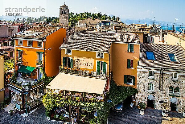 Altstadt von Sirmione  Touristenattraktion und Thermalkurort am südlichen Gardasee  Italien  Sirmione  Gardasee  Italien  Europa