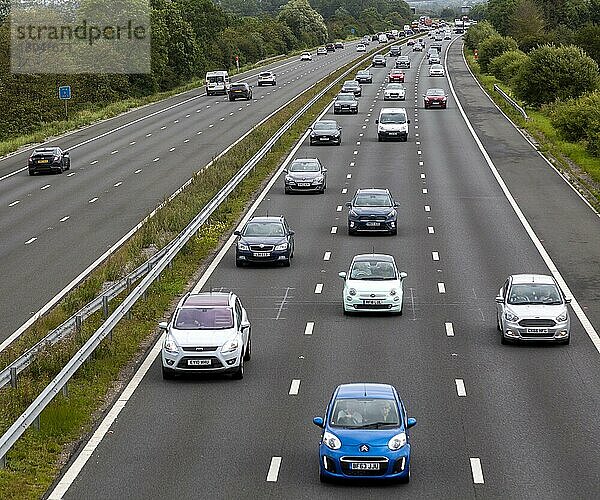 Verkehrsfahrzeuge auf der Autobahn M4  Blick nach Osten aus der Nähe von Dauntsey  Wiltshire  England  UK