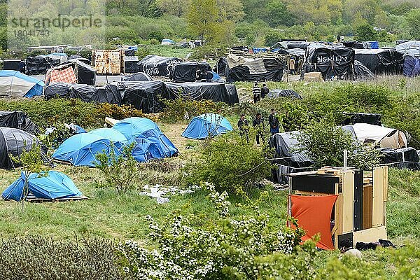 Flüchtlingsunterkunft auf ehemaliger Müllkippe  Flüchtlinge  Calais  Frankreich  Europa