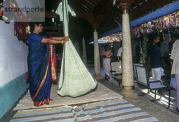 Bequeme Wiege im Korridor  Nattukottai Chettiars Haus  Chettinad  Tamil Nadu  Indien  Asien