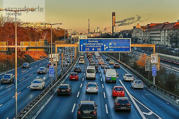 Zaehfliessender Verkehr  Stadtautobahn A 100  Wilmersdorf  Berlin  Deutschland  Europa