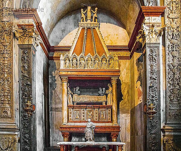 Grabdenkmal  Kathedrale Santa Maria Assunta  15. -16. Jhd. Verona mit mittelalterlicher Altstadt  Venetien  Italien  Verona  Venetien  Italien  Europa