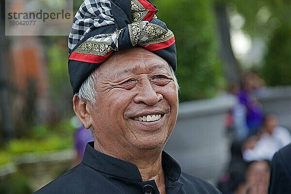 Balinesischer Mann trägt traditionellen Udeng  Udheng während der Zeremonie am Nyepi-Tag  Denpasar  Bali  Indonesien  Asien