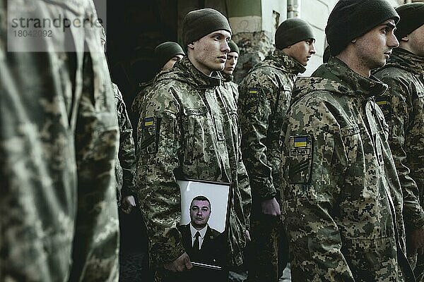 Beisetzung von Oleg Jaschtschischin  Kirilo Wischiwanij  Sergej Melnik und Rostislaw Romantschukauf dem Lychatik-Friedhof  die vier Offiziere kamen zwei Tage vorher in einem Militärlager nahe der Grenze zu Polen in Jaworiw bei einem russischen Raketenangriff um  mindestens 35 Menschen starben  Lwiw  Ukraine  Europa