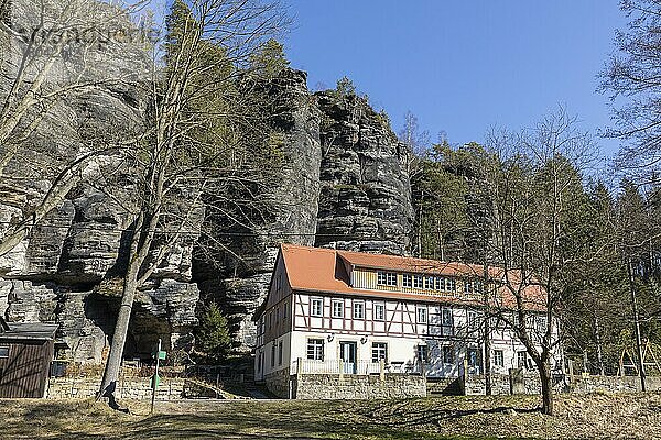 Fachwerkhaus mit Ferienwohnungen direkt neben den Felsen  Bielatal  Sächsische Schweiz  Sachsen  Deutschland  Europa