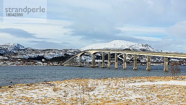 Brücke über den Sortlandsundet nach Sortland  Langoya  Lofoten  Skandinavien  Norwegen  Europa