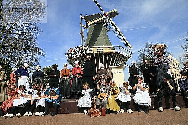 Trachtengruppe und Windmühle  Blumenpark Keukenhof  Lisse  Holland  Niederlande  Europa