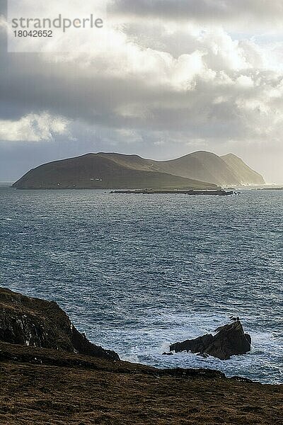 Great Blasket Island an einem windigen Tag auf der Halbinsel Dingle entlang des Wild Atlantic Way. Kerry  Irland  Europa