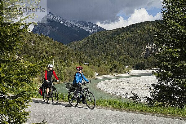 Radfahrer  Isarradweg zum Isar-Ursprung  Hinterautal  Karwendel  Tirol  Österreich  Europa