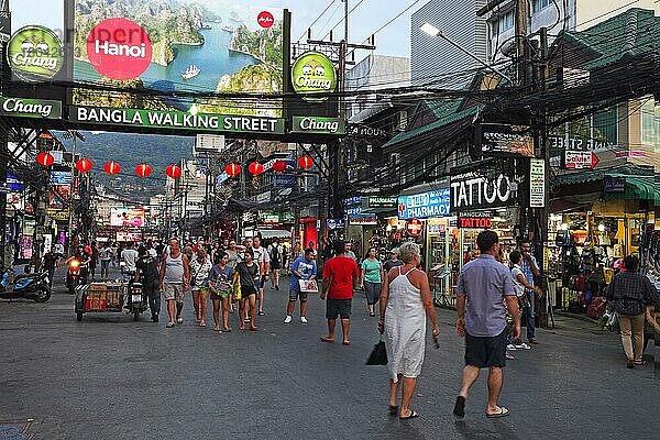 Touristen auf der Bangla Road  Partyviertel und Rotlichtviertel  Patong Beach  Phuket  Thailand  Asien