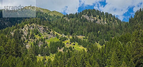 Charakteristische alte Bauten aus Stein und Holz in den Bergen beim Dorf Fusio  Maggia-Tal  Tessin  Schweiz  Fusio  Tessin  Schweiz  Europa