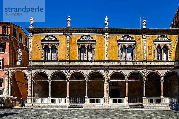 Loggia Fra Giocondo  15. Jhd. Piazza delle Erbe  Verona mit mittelalterlicher Altstadt  Venetien  Italien  Verona  Venetien  Italien  Europa