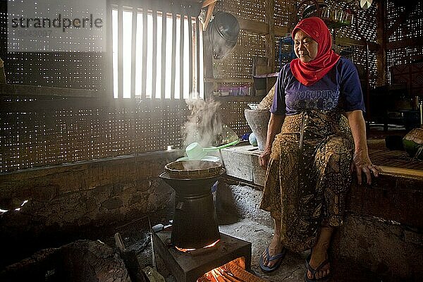 Indonesische ältere Menschen  Frau kocht Reis in traditionellem Bambushaus  Cianjur Regency  West Java  Indonesien  Asien