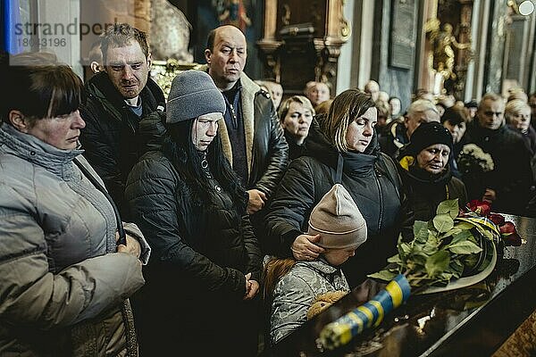 Beerdigung von Oleg Jaschtschischin  Kirilo Wischiwanij  Sergej Melnik und Rostislaw Romantschuk in der Jesuitenkirche St. Peter und Paul  die vier Offiziere kamen zwei Tage vorher in einem Militärlager nahe der Grenze zu Polen in Jaworiw bei einem russischen Raketenangriff um  mindestens 35 Menschen starben  Lwiw  Ukraine  Europa