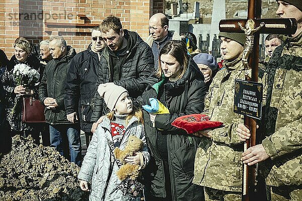 Beisetzung von Oleg Jaschtschischin  Kirilo Wischiwanij  Sergej Melnik und Rostislaw Romantschukauf dem Lychatik-Friedhof  die vier Offiziere kamen zwei Tage vorher in einem Militärlager nahe der Grenze zu Polen in Jaworiw bei einem russischen Raketenangriff um  mindestens 35 Menschen starben  Lwiw  Ukraine  Europa