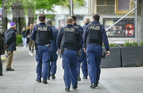 Polizisten  Yorckstraße  Kreuzberg  Berlin  Deutschland  Europa