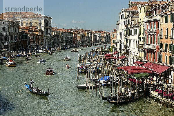 Italien  Venedig  Juni 2013  UNESCO-Weltkulturerbe  Blick von Rialto-Brücke  Canal Grande  Europa