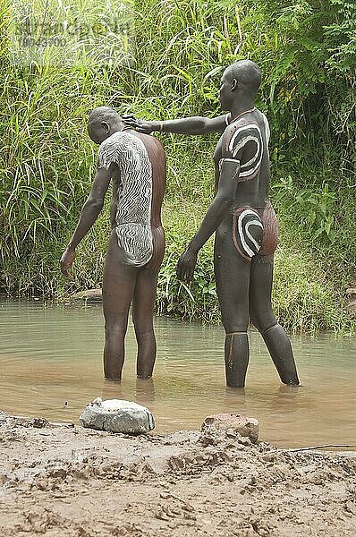 Surma-Mann bemalt Körper von Krieger  Farbe aus Ton und Mineralien  vor Donga-Stockkampf-Zeremonie  Surma-Stamm  Tulgit  Omo-Tal  Äthiopien  Afrika