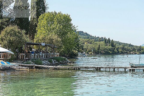 Taverne  Restaurant  Bootssteg  Boukari  Insel Korfu  Ionische Inseln  Mittelmeer  Griechenland  Europa