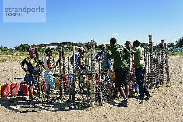 Menschen an Wasserstelle  Kuke  Botswana  Afrika