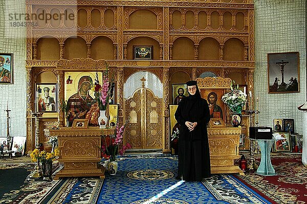 Innenansicht der Kirche des orthodoxen Klosters von Vestem  einem südlichen Vorort von Sibiu  es wird von der Äbtissin Maria Craciun geführt. Transylvanien  Rumänien  Europa